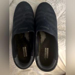 Gently used size 9 1/2 women’s slip on sketchers, dark blue and white!